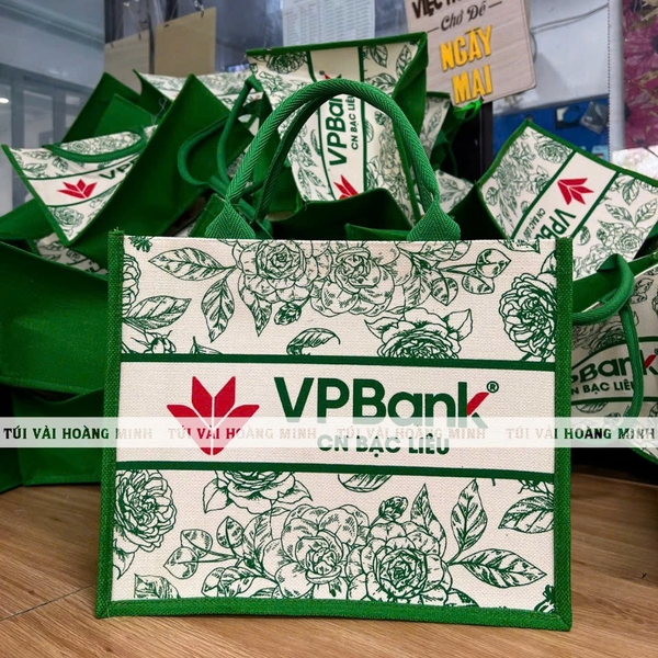 Túi vải linen in logo Vp bank với thiết kế màu xanh lá nổi bật