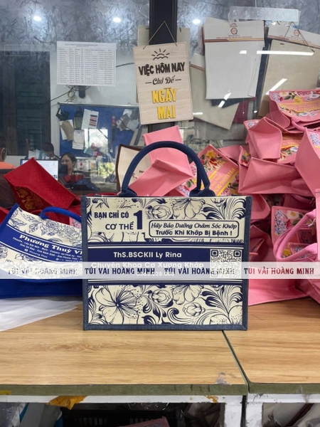 tui-vai-linen-in-logo-ths-bsckii-ly-rina-truyen-thong-nganh-y-te