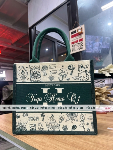 tui-vai-linen-in-logo-yoga-home-q1-thoi-trang-xanh-ben-vung