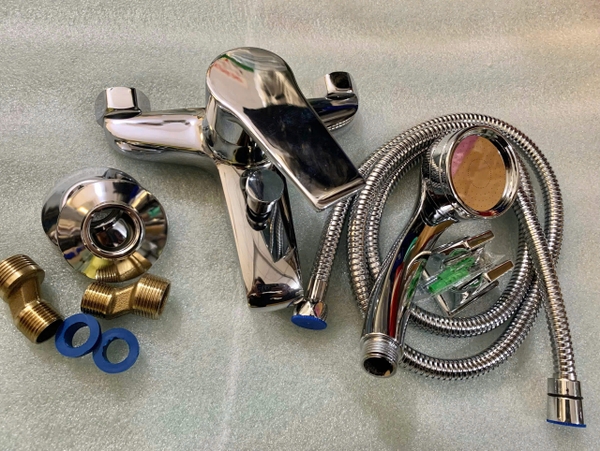 Vòi sen tắm nóng lạnh tặng kèm tay và dây sen