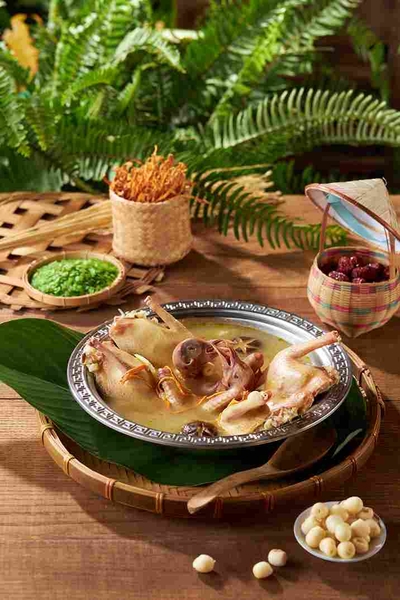 Chim bồ câu nhồi cốm hạt sen Hà Thành