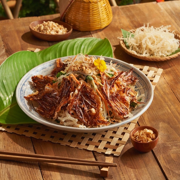 Gỏi rong sụn nam ô với bánh tráng cá cơm