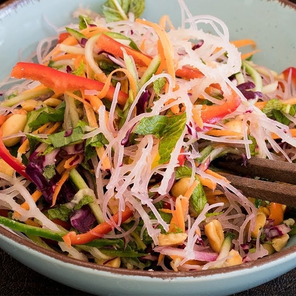 Chế biến món gỏi rong sụn xoài xanh giòn ngon, thanh mát chuẩn vị biển