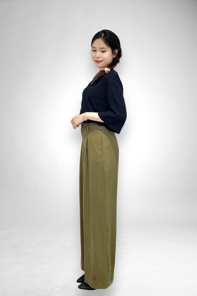 Áo cổ tròn ghép ren trước, tay lỡ, nút sau