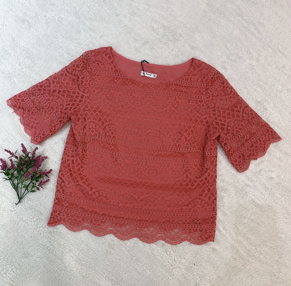 Áo croptop cổ thuyền tay lỡ lai ren