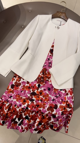 Vest khoác đục lỗ tay dài xẻ