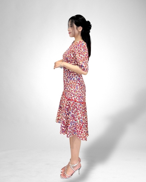 Đầm suôn cổ thuyền tay lỡ, rã chân ngực viền, bèo lai viền đỏ, tay ngắn, 2l - trắng kem hoa văn đỏ