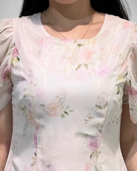 Đầm cổ tròn trước V sau, 6 mảnh tay ngắn dún, voan kem hoa hồng, 2 lớp