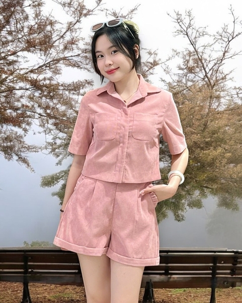 Áo sơ mi tay ngắn, dấu nút, túi trước lộn
