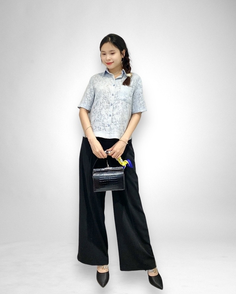 Áo sơ mi tay ngắn, lai bầu nẹp - xanh hoa ép