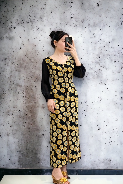 Đầm maxi xẻ ghép roban, tay voan đen đen hoa vàng - sô