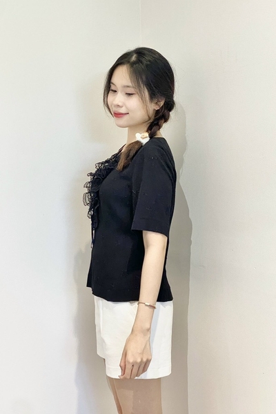 Áo cổ tròn bèo ren trụ trước, tay ngắn, nút sau