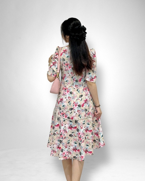 Đầm suôn cổ thuyền tay lỡ, rã chân ngực viền, bèo lai viền đỏ, tay ngắn - kem hoa