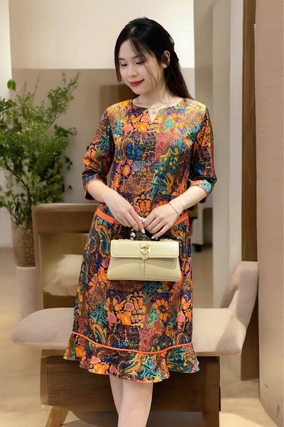 Đầm suông cổ tròn xẻ V tay lỡ, 2 túi viền