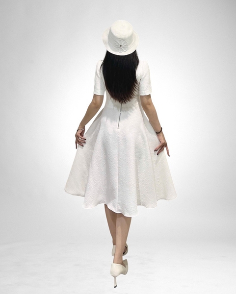Đầm cổ thuyền tay ngắn dún, tùng xoè, dk sắt - trắng