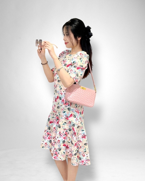 Đầm suôn cổ thuyền tay lỡ, rã chân ngực viền, bèo lai viền đỏ, tay ngắn - kem hoa