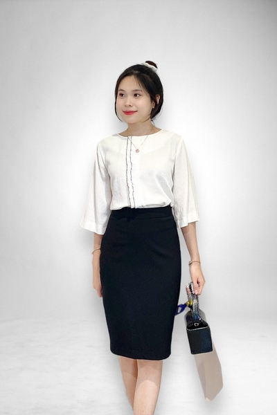 Áo cổ tròn bèo dập trước, nút sau, tay lỡ