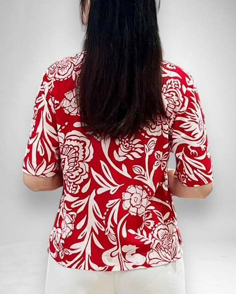 Áo sơ mi tay ngắn, lai bầu nẹp trắng kem - đỏ hoa