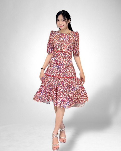 Đầm suôn cổ thuyền tay lỡ, rã chân ngực viền, bèo lai viền đỏ, tay ngắn, 2l - trắng kem hoa văn đỏ