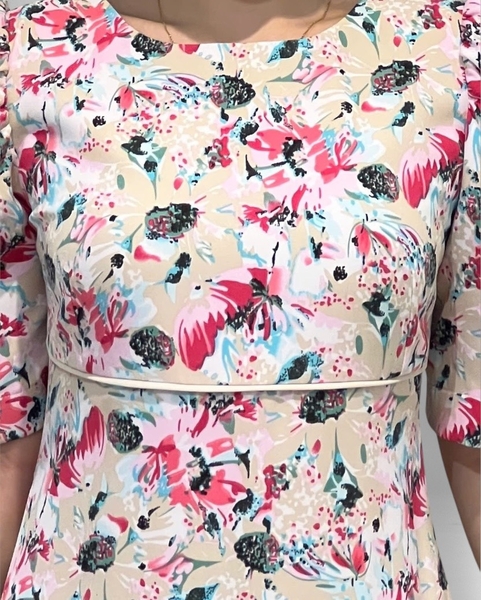 Đầm suôn cổ thuyền tay lỡ, rã chân ngực viền, bèo lai viền đỏ, tay ngắn - kem hoa