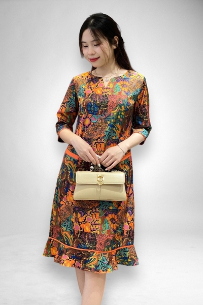 Đầm suông cổ tròn xẻ V tay lỡ, 2 túi viền