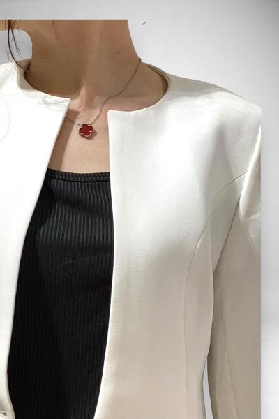 Vest khoác đục lỗ tay dài xẻ