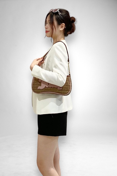 Vest khoác đục lỗ tay dài xẻ