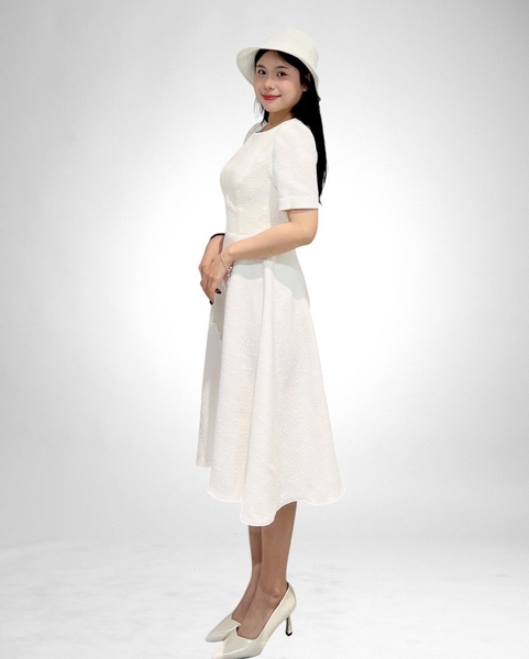 Đầm cổ thuyền tay ngắn dún, tùng xoè, dk sắt - trắng