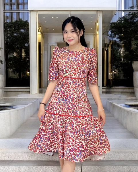Đầm suôn cổ thuyền tay lỡ, rã chân ngực viền, bèo lai viền đỏ, tay ngắn, 2l - trắng kem hoa văn đỏ