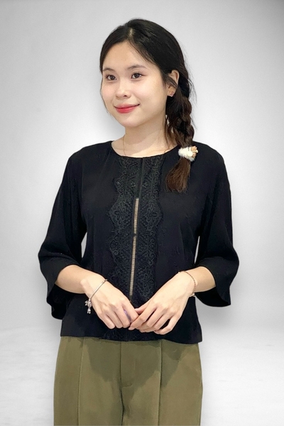 Áo cổ tròn ghép ren trước, tay lỡ, nút sau