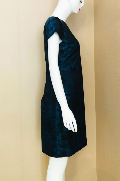 Đầm suôn cổ tròn tay ráp ngắn xếp