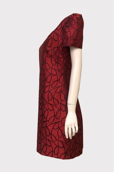 Đầm suôn cổ U tay ngắn xếp vuông