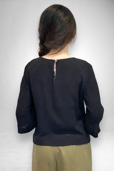 Áo cổ tròn ghép ren trước, tay lỡ, nút sau