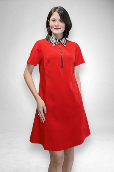 Đầm đỏ cổ sơ mi bâu bướm dk trước