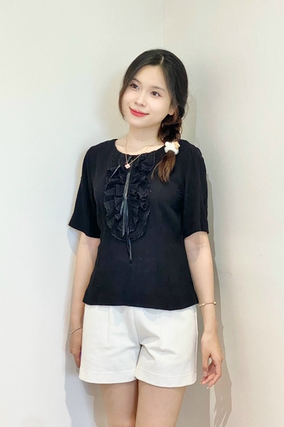 Áo cổ tròn bèo ren trụ trước, tay ngắn, nút sau