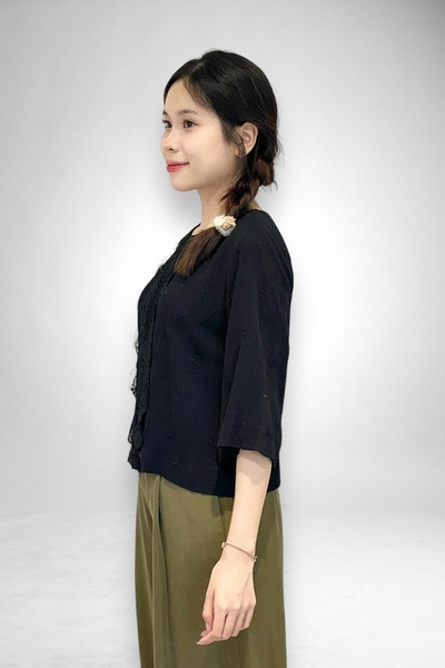 Áo cổ tròn ghép ren trước, tay lỡ, nút sau