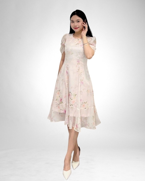 Đầm cổ tròn trước V sau, 6 mảnh tay ngắn dún, voan kem hoa hồng, 2 lớp