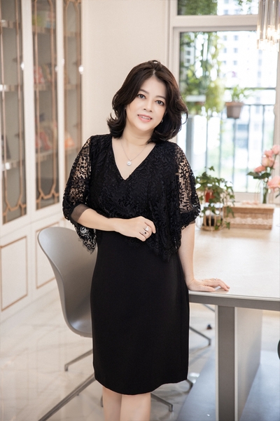 Đầm cổ tim ren choàng vai tay ngắn