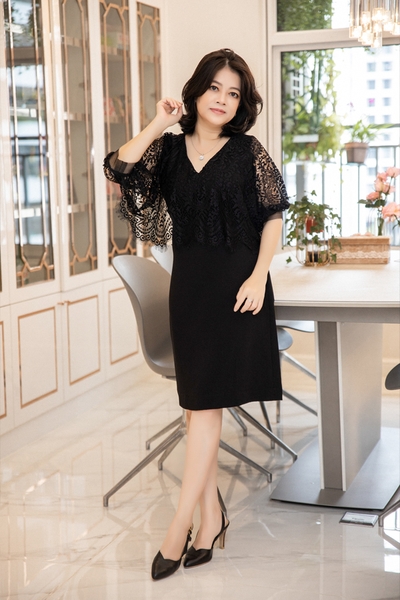 Đầm cổ tim ren choàng vai tay ngắn