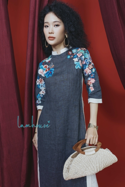 Áo Dài Lam Hoa Trên Vai