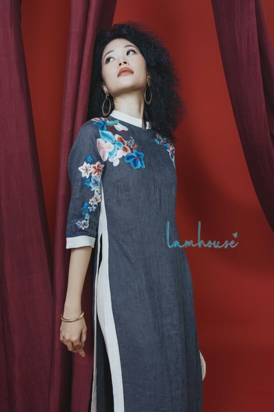 Áo Dài Lam Hoa Trên Vai