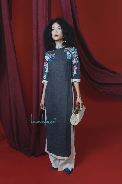 Áo Dài Lam Hoa Trên Vai