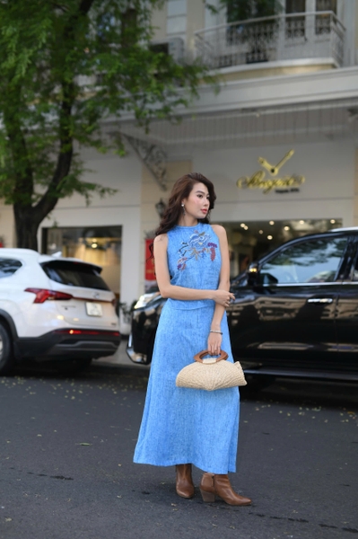 Chân Váy Xẻ Sau Đột Chỉ