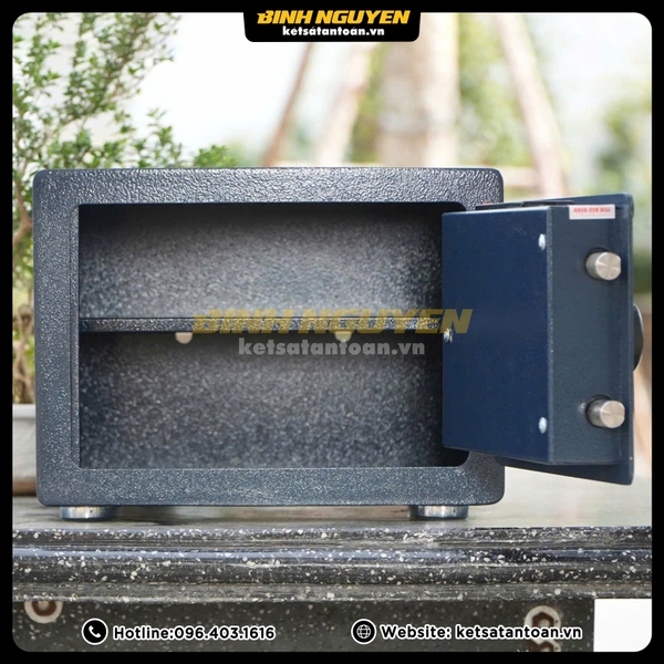Két sắt Việt Tiệp KKS09 mini nhỏ gọn, có phi chốt thép đặc và thân thép dày nguyên khối.