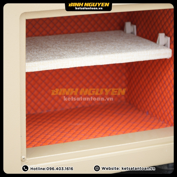 Nội thất bọc da sang trọng trên két sắt mini KVTSC42 khóa điện tử