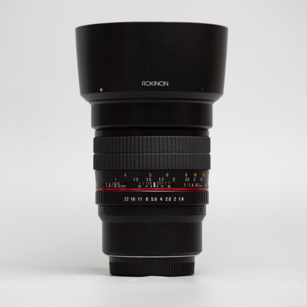 rokinon-samyang-85mm-f1-4-mft-85-1-4-20550