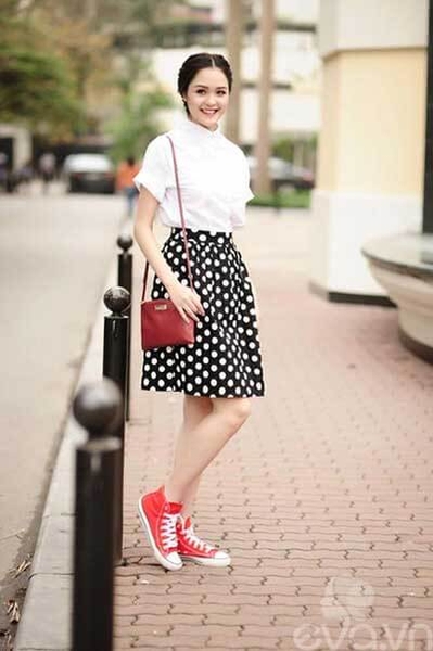 Nhớ ngay 6 cách kết hợp đầm và giày thể thao cực chất