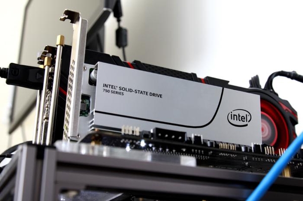 Intel 750 SSD - Lưu trữ NVMe linh hoạt và tốc độ cao