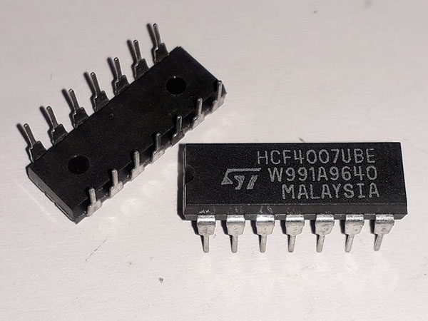 IC CD4070 DIP- 14  HK-393-1