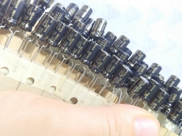 Tụ ELNA Ina 100uF 25V RK-147